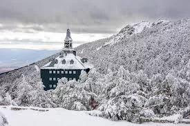 Caseta verde con nieve en el Puerto de Navacerrada